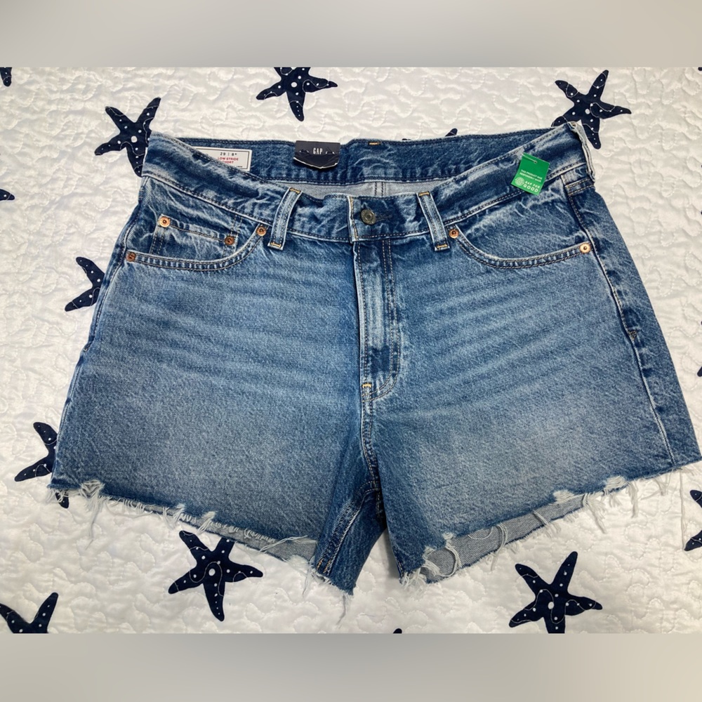 Women’s Gap blue washed denim cut off shorts